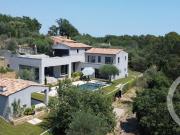 Maison contemporaine avec piscine et jardin