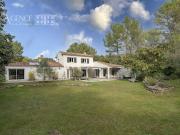 Maison contemporaine avec piscine et jardin