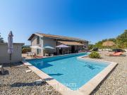 Maison contemporaine avec piscine et jardin