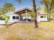 Maison contemporaine avec piscine et jardin
