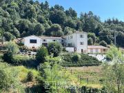 Maison contemporaine avec piscine et jardin