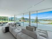 Maison contemporaine avec piscine et jardin