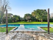 Maison contemporaine avec piscine et jardin