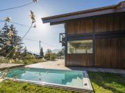 Maison contemporaine avec piscine et jardin