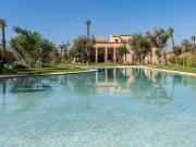 Maison contemporaine avec piscine et jardin