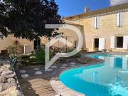 Maison contemporaine avec piscine et jardin