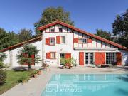 Maison contemporaine avec piscine et jardin