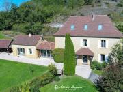 Maison contemporaine avec piscine et jardin