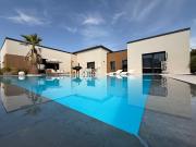 Maison contemporaine avec piscine et jardin