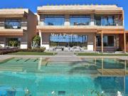 Maison contemporaine avec piscine et jardin