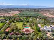 Maison contemporaine avec piscine et jardin