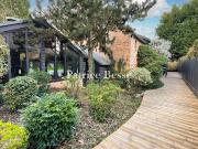 Maison contemporaine avec piscine et jardin