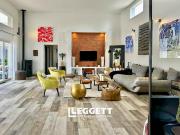 Maison contemporaine avec piscine et jardin