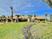 Maison contemporaine avec piscine et jardin