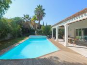 Maison contemporaine avec piscine et jardin