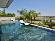 Maison contemporaine avec piscine et jardin