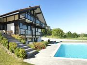 Maison contemporaine avec piscine et jardin