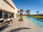 Maison contemporaine avec piscine et jardin