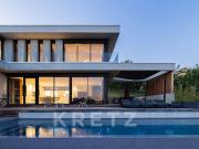 Maison contemporaine avec piscine et jardin