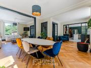 Maison contemporaine avec piscine et jardin