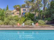 Maison contemporaine avec piscine et jardin