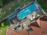 Maison contemporaine avec piscine et jardin