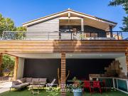 Maison contemporaine avec piscine et jardin