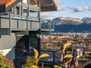 Maison contemporaine avec piscine et jardin