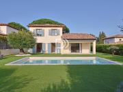 Maison contemporaine avec piscine et jardin