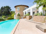 Maison contemporaine avec piscine et jardin