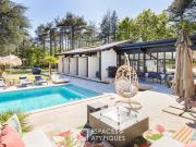 Maison contemporaine avec piscine et jardin