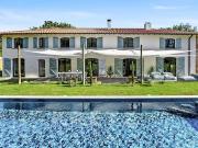 Maison contemporaine avec piscine et jardin