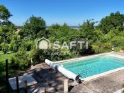 Maison contemporaine avec piscine et jardin