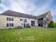 Maison contemporaine avec piscine et jardin