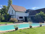Maison contemporaine avec piscine et jardin