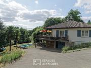 Maison contemporaine avec piscine et jardin