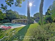 Maison contemporaine avec piscine et jardin