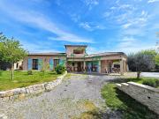 Maison contemporaine avec piscine et jardin arboré