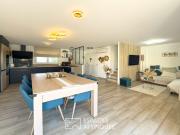 Maison contemporaine avec piscine et jardin paysager