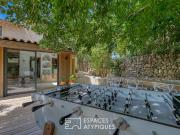 Maison contemporaine avec piscine et terrasse