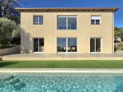 Maison contemporaine avec piscine et terrasse