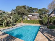 Maison contemporaine avec piscine et terrasse