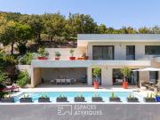Maison contemporaine avec piscine et terrasse
