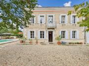 Maison contemporaine avec piscine et terrasse