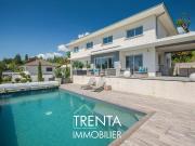 Maison contemporaine avec piscine et vue panoramique à...