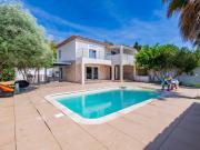 Maison contemporaine avec piscine, garage et dépendance