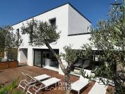 Maison contemporaine avec piscine intérieure et...