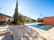 Maison contemporaine de plain pied avec piscine et vue...