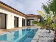Maison contemporaine de plain pied piscine à 2 tours de...