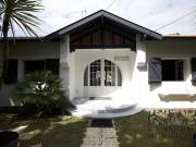 Maison contemporaine en bord de mer avec jardin
